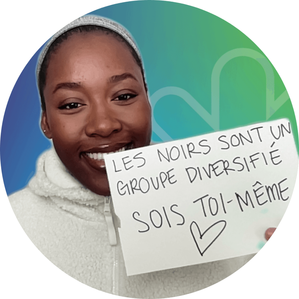 Joyce tenant une pancarte - Black is diverse be you (Noir est divers)