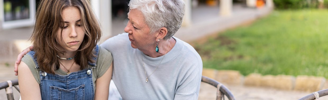 Une femme âgée parle avec un adolescent